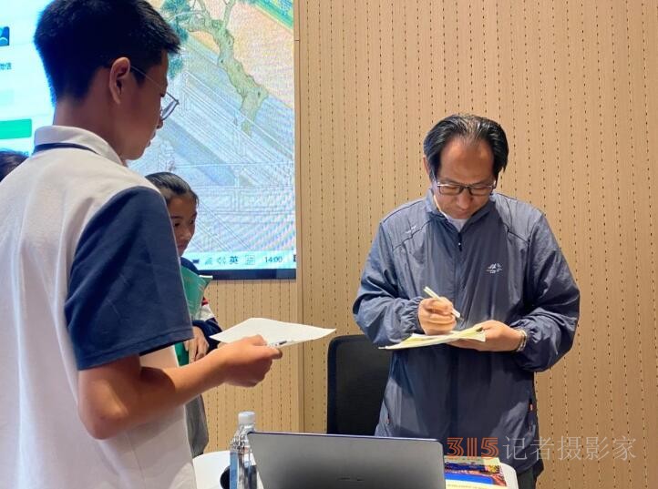 思维点拨促成长 妙笔生花文采扬——靳新国院长莅临永嘉中学附属中学指导