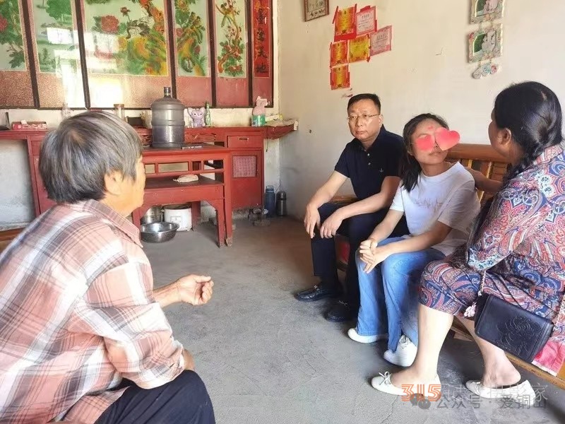 与爱同行，他为困难学子撑起一片天