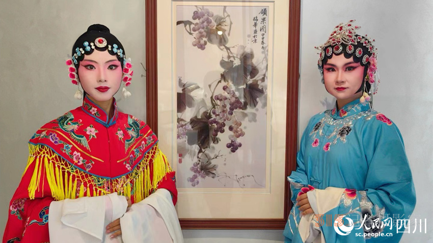 戈心悦（左）和其他学员一同展示学习成果。陈子黎摄