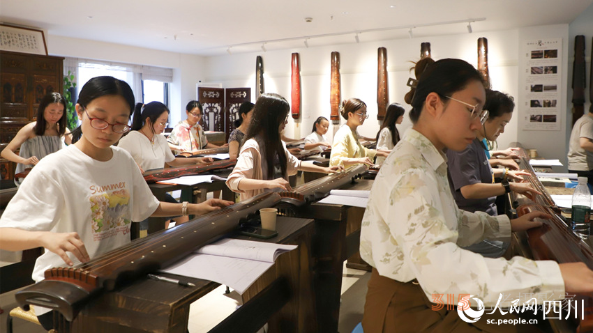 学员们在练习蜀派古琴弹奏技法。实习生 陈萱摄