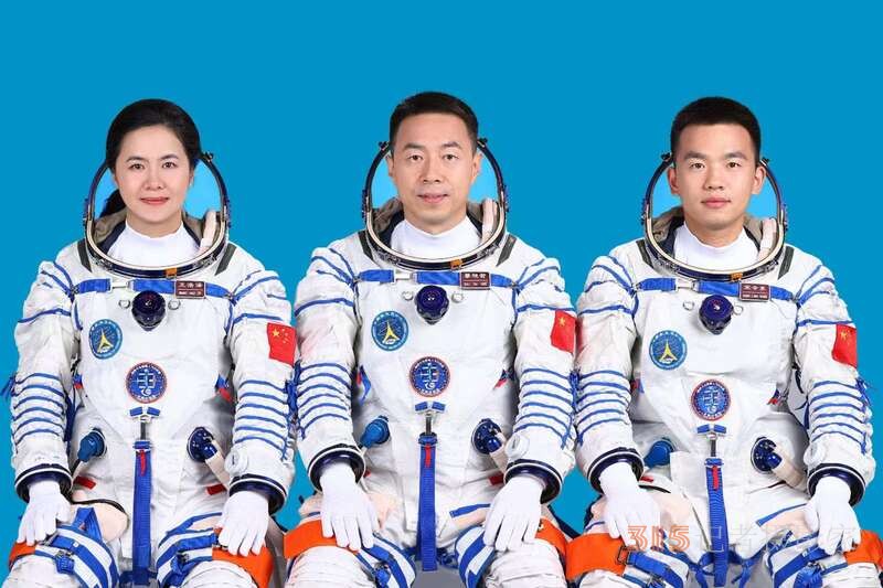 神十九航天员首次集体亮相 “龙马乘组”简历发布