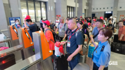 2025年山东首趟银发旅游专列启程