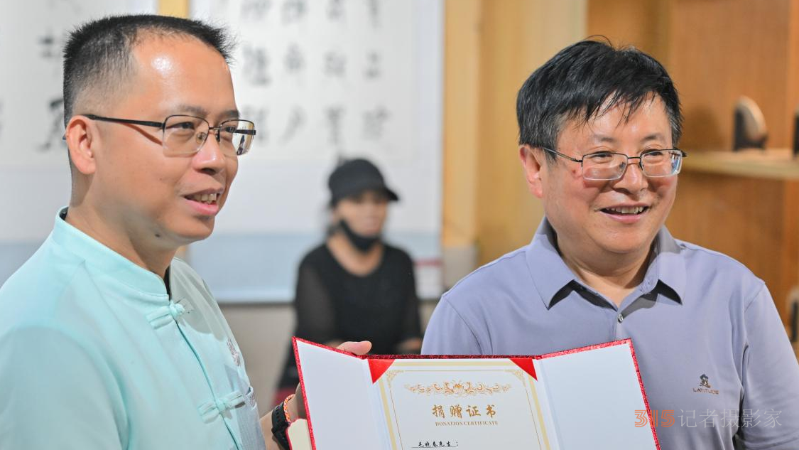 刀海清为毛晓春颁发捐赠证书