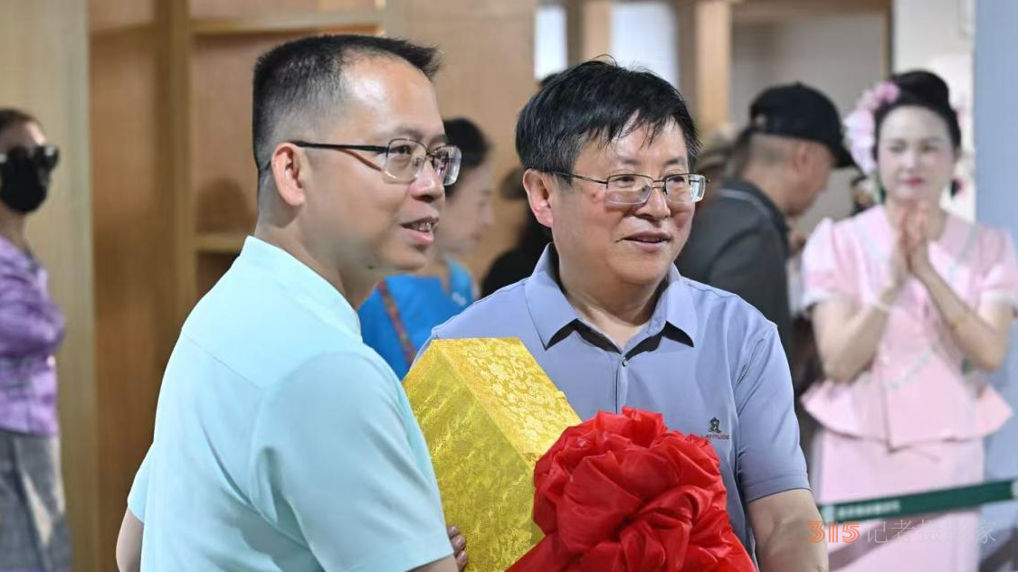 毛晓春先生向西双版纳州景洪市政府捐赠作品、景洪市市长刀海清接受毛晓春先生捐赠长卷