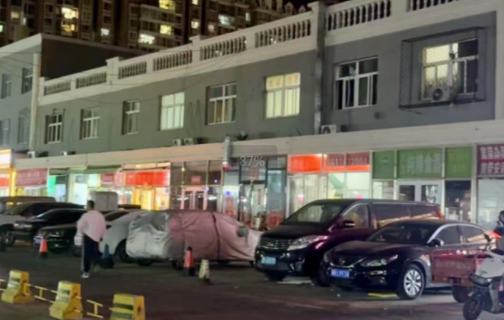 三河禁用红色招牌，蜜雪冰城都变绿了？媒体实地探访