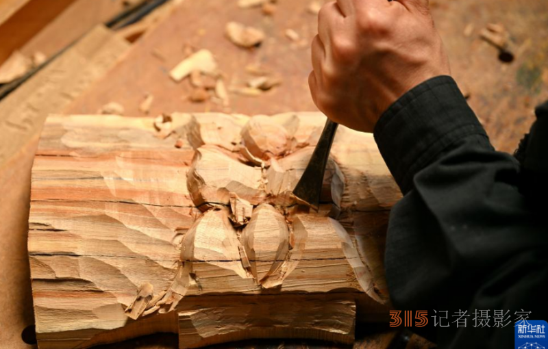 湖北恩施：制作傩戏面具 传承非遗文化