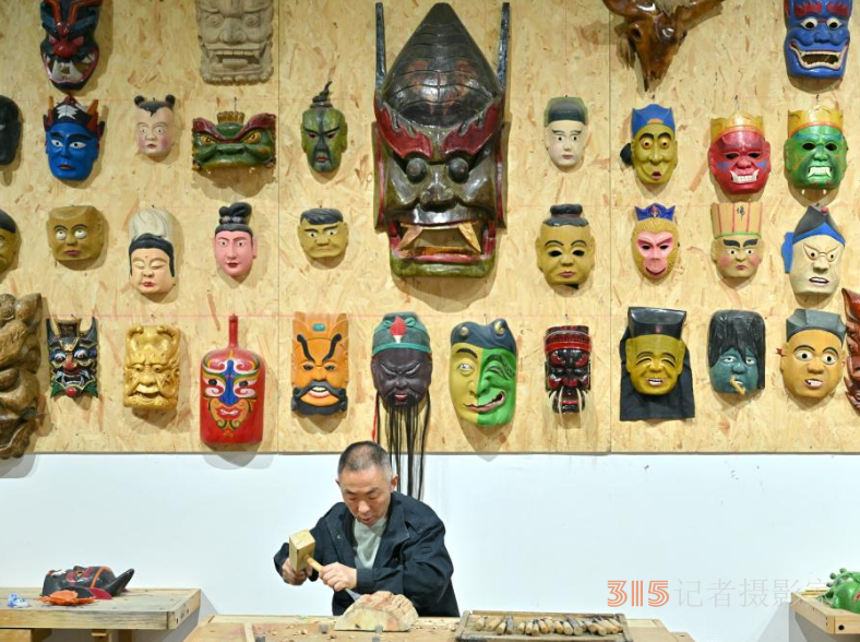 湖北恩施：制作傩戏面具 传承非遗文化