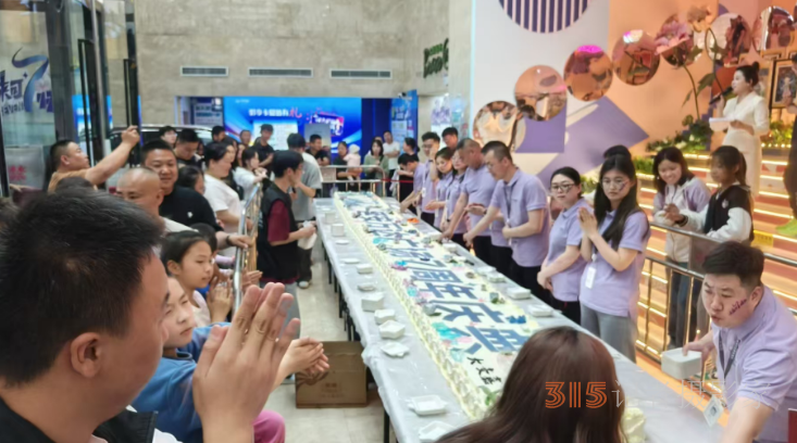 延安宝塔万达广场七米巨型蛋糕共庆七周年