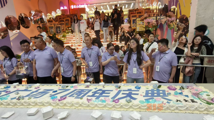延安宝塔万达广场七米巨型蛋糕共庆七周年