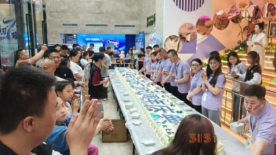 延安宝塔万达广场七米巨型蛋糕共庆七周年