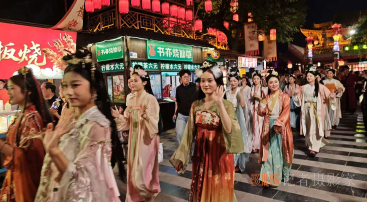 虹桥星瀑映汴梁，清明上河园夜场“燃爆”宋韵长卷