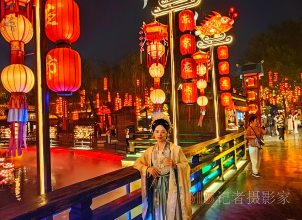 虹桥星瀑映汴梁，清明上河园夜场“燃爆”宋韵长卷