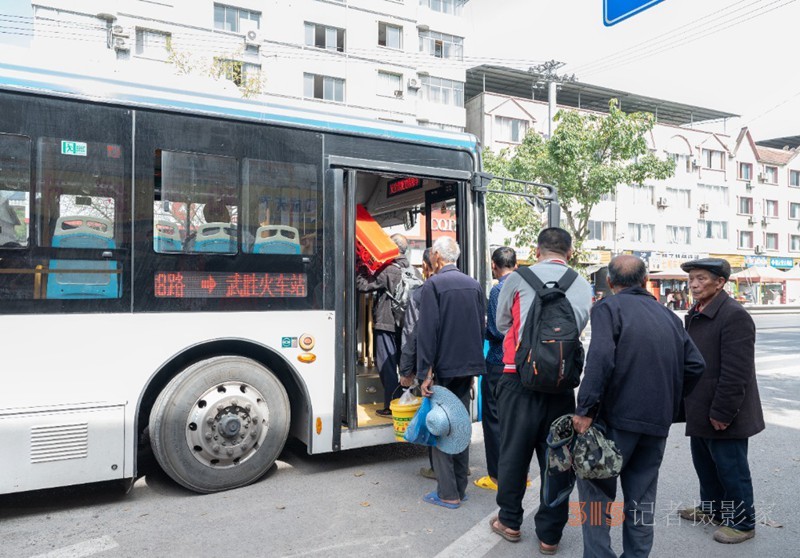2025年4月17日，合川区三庙镇，乘客们正在排队搭乘川渝8路省际公交。记者罗斌 摄/视觉重庆