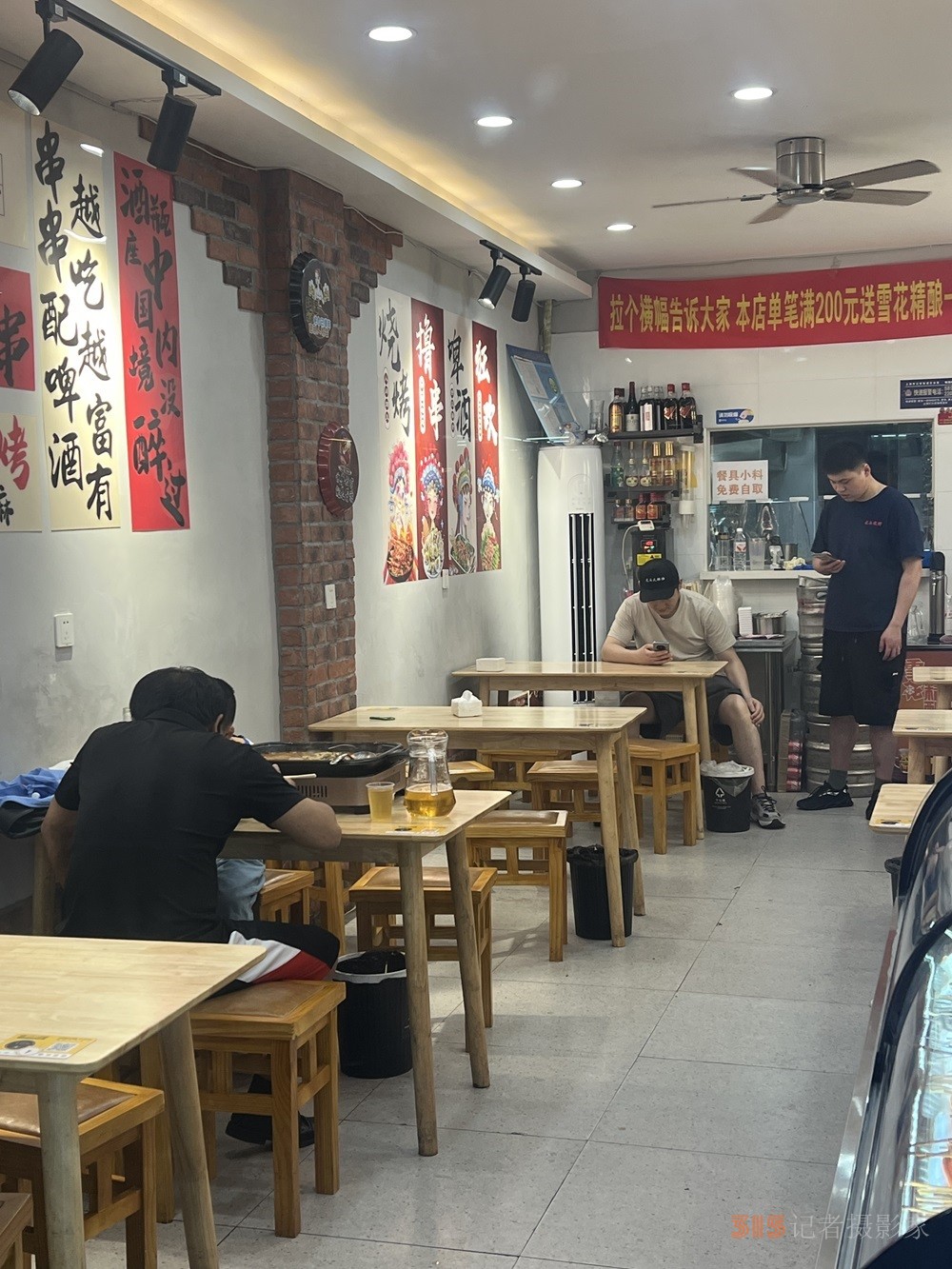 一家店面，两班人马：上海社区里的“拼店”生存术