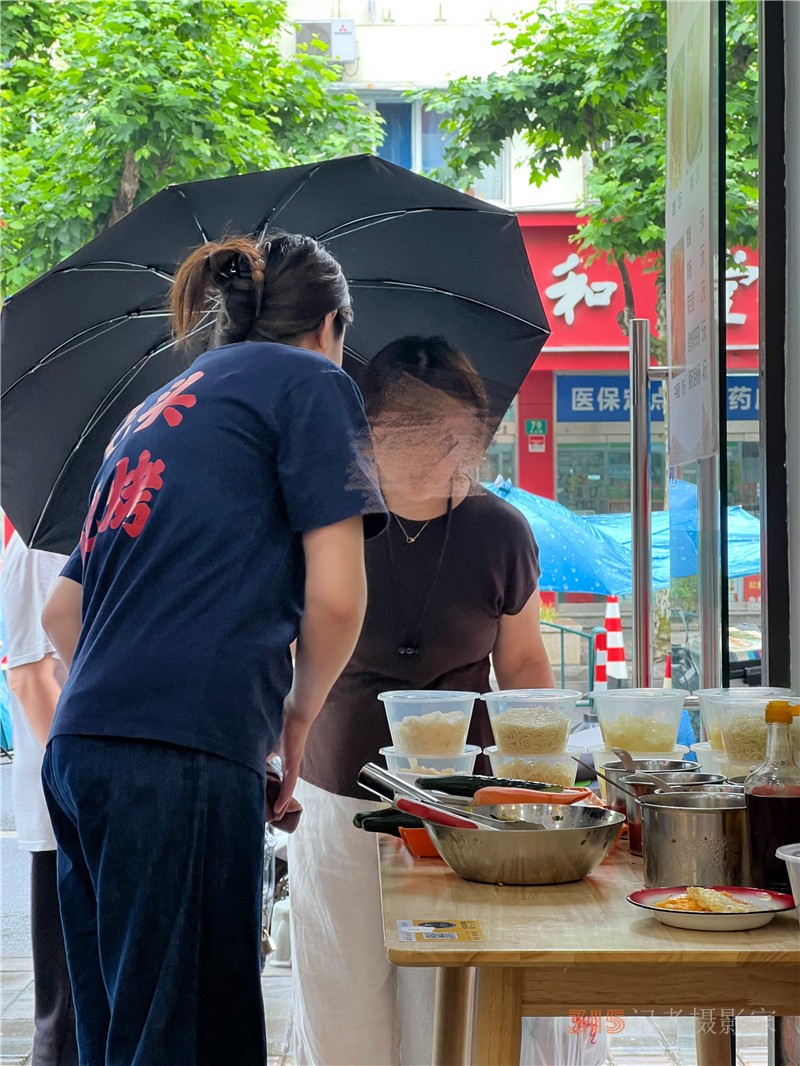 一家店面，两班人马：上海社区里的“拼店”生存术