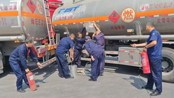 中石化安阳分公司物流组织承运商油罐车碰撞罐体破裂跑油起火应急演练