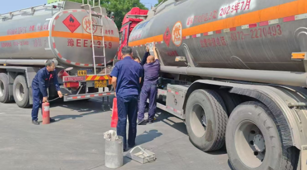 中石化安阳分公司物流组织承运商油罐车碰撞罐体破裂跑油起火应急演练