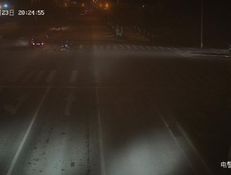 河北大厂：一奔驰车红绿灯超速致两名高中生殒命