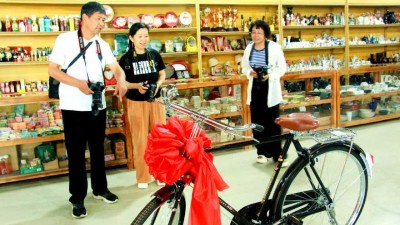 滨城区老年大学摄影班走进老百货商店