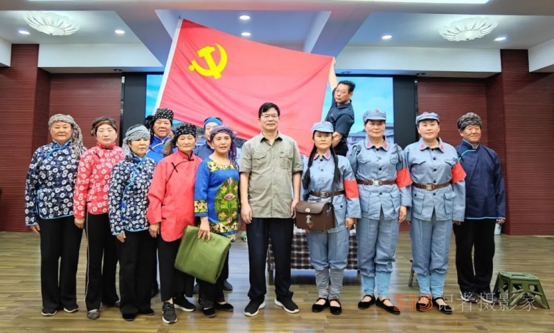 追寻最亮的星:从“半条被子”看新时代的精神坐标