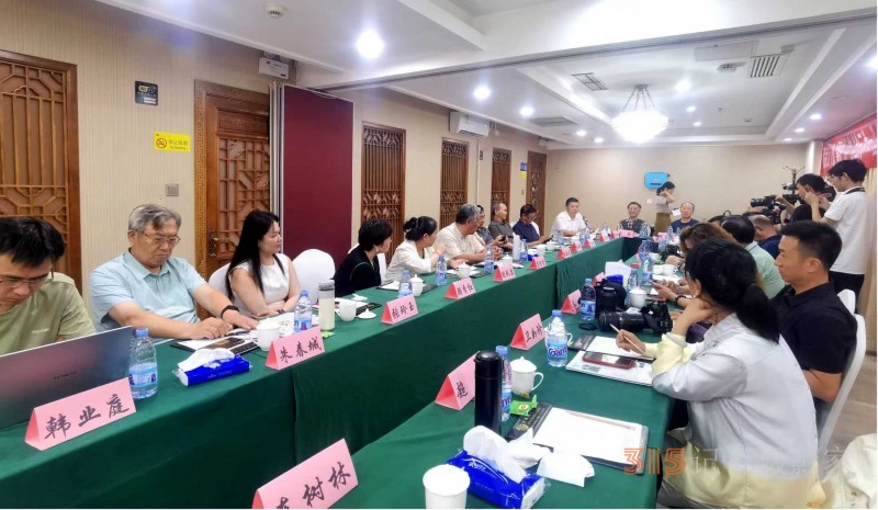顾品江《论“事物”的“合三为一”性》文章发表文学研讨会在京举行