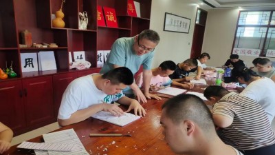 曲阜学子传承非遗：楷木雕刻技艺在青少年中的新生