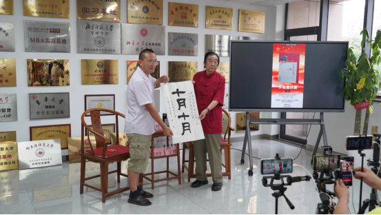 著名军旅诗人峭岩携刚出版的长诗《十月！十月！》做客《作者面对面》新闻发布会