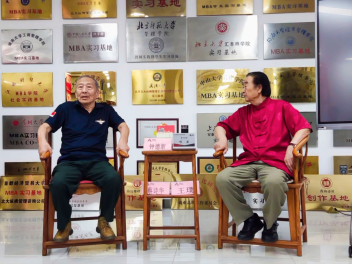 著名军旅诗人峭岩携刚出版的长诗《十月！十月！》做客《作者面对面》新闻发布会