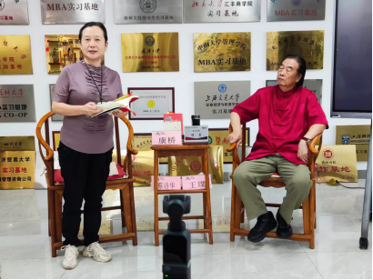 著名军旅诗人峭岩携刚出版的长诗《十月！十月！》做客《作者面对面》新闻发布会
