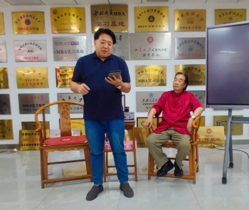 著名军旅诗人峭岩携刚出版的长诗《十月！十月！》做客《作者面对面》新闻发布会