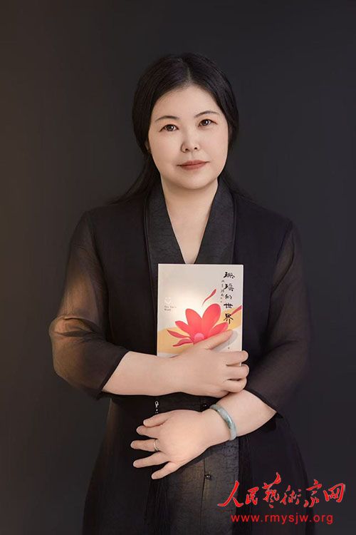 在文字的真空中触摸灵魂——《璐瑶的世界》的语言诗学与艺术探险