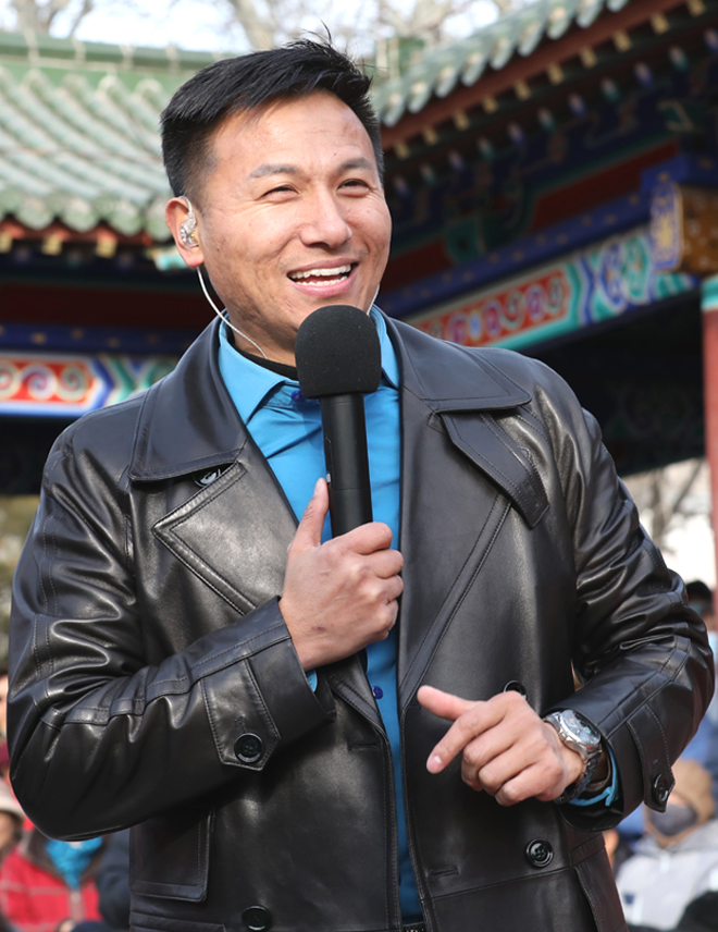 男高音歌唱家魏广德在北京莲花池公园举办个人独唱义演音乐会