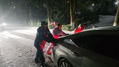 风雪夜，退伍军人化身“推车侠”