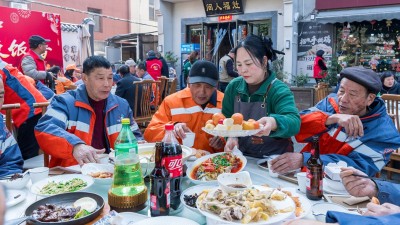 快门声暖异乡客 饭香宴敬环卫人——余姚爱心年夜饭绘就城市文明新图景