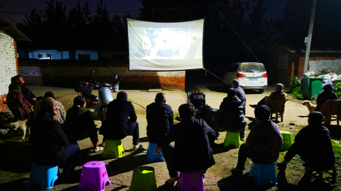 幕布亮乡村 光影润民心