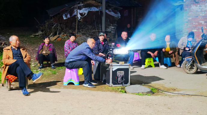 幕布亮乡村 光影润民心