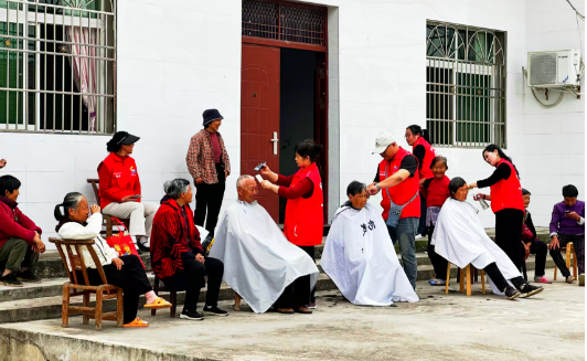 免费理发暖人心 留守老人展笑颜