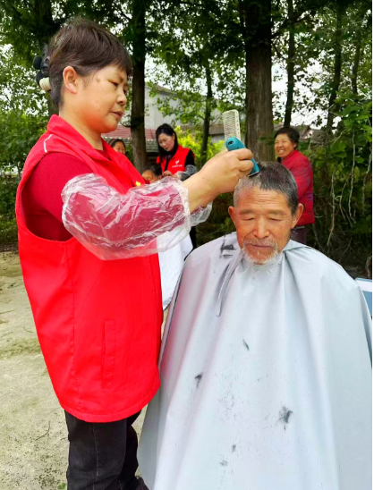 免费理发暖人心 留守老人展笑颜