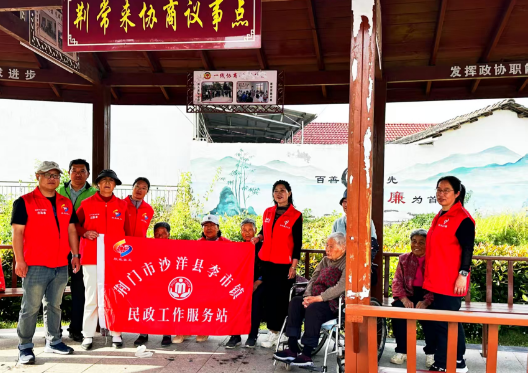 免费理发暖人心 留守老人展笑颜