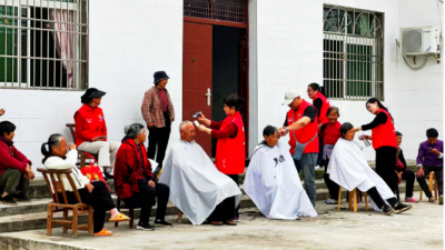 免费理发暖人心    留守老人展笑颜