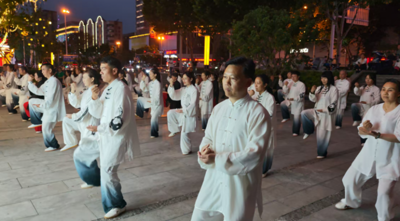 荆宜联谊展风采 太极神韵耀古街