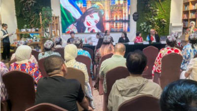 中乌国际文化艺术交流会在京举办   笑琰赠送甲骨文书法