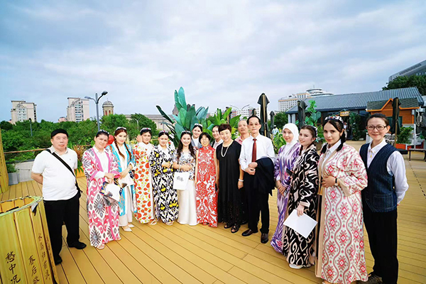 中乌国际文化艺术交流会在京举办 笑琰赠送甲骨文书法