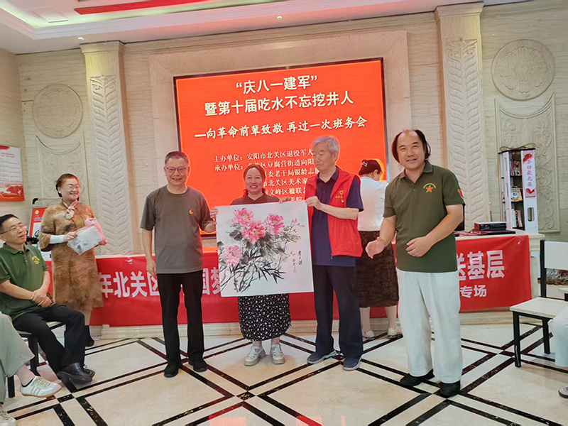 安阳举行庆祝建军99周年暨第十届“吃水不忘挖井人 向革命前辈致敬 再过一次班务会”系列活动 一一靳新国
