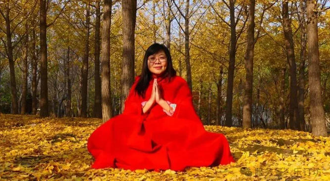 诗心映月：在烟火与古韵间行吟——诗人李月专访