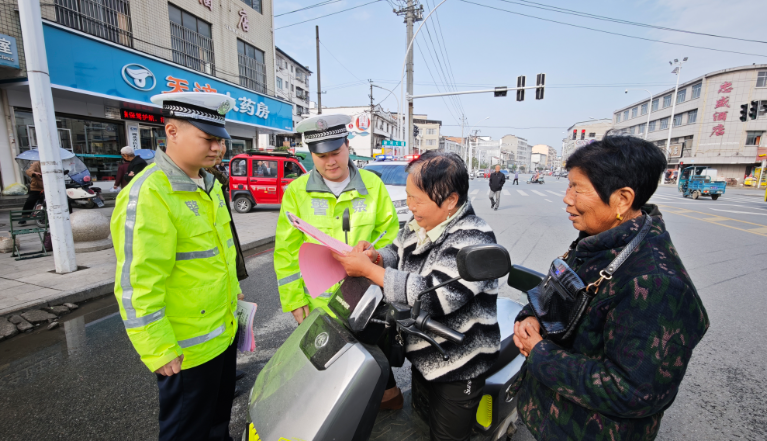 进村、到集市、守路口—— 淅河交警扎实开展农村交通安全宣传行动
