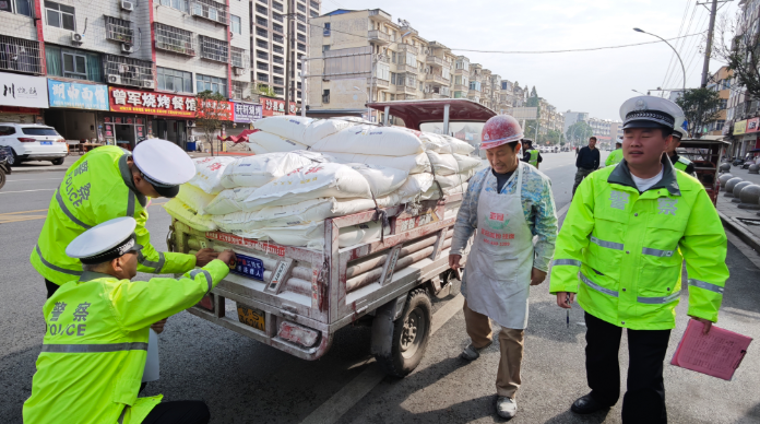 进村、到集市、守路口—— 淅河交警扎实开展农村交通安全宣传行动